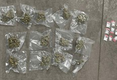 Задържаха 18 годишен дилър при съучастниците му открити оръжие и фалшиви