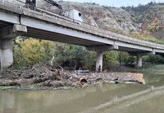 Мостът е затворен за тежкотоварни автомобили заради компрометирано пътно платноЗапочна