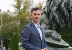 Депутатът работи за въвеждането на румънски език в русенските училищаПочетното