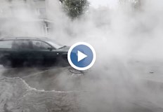 Авария на топлофикацията предизвика локално наводнение на главна улицаВряла вода