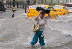 Училищата в Истанбул затвориха по рано един човек е в неизвестност