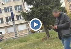 42 годишният се появявал гол пред момичетата и опитал да ги