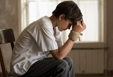 Младежът скочил от петия на четвъртия етаж за да избяга