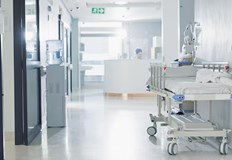 Щефания Сабо на 37 години директор на болница в Бузъу