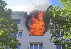 Собственичката на апартамента е изведена и прегледана от спешна помощЕкипите