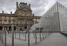 Откраднатите експонати са от колекцията на НаполеонЛувърът в Париж е