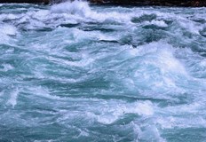 Трафикът в участъка е затрудненРека Елешница преля тази сутрин в