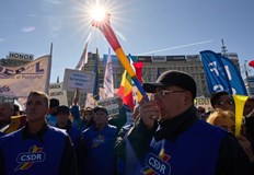 Синдикатите поискаха по високи заплати и оставката на кабинетаНяколко хиляди синдикалисти