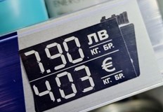 Двойното обозначаване на цените обаче остава до августПредставители на Националната