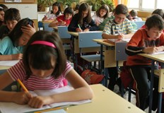 Общинският съвет разглежда днес информация за образованието в общинатаДецата в