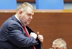 Пеевски към Радев Да връща кетъринга и шампанскотоИзбори няма да