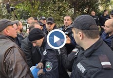 Демонстрациите продължиха мирно след първоначалното напрежение пред МВРСъс сблъсък с