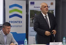 Курсът е фокусиран върху използването на физическа сила и оръжие