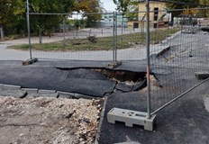 Незапълнени трапове и изкопи затрудняват движението в различни части на