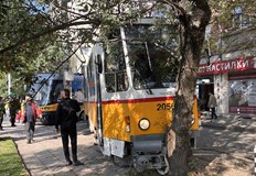 Движението по бул Христо Ботев е спряно няма пострадалиДва трамвая