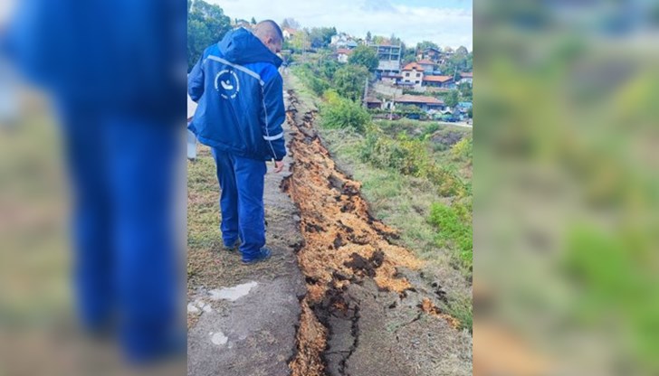 Технически специалисти и аварийни екипи почистват дере и наблюдават водопроводите