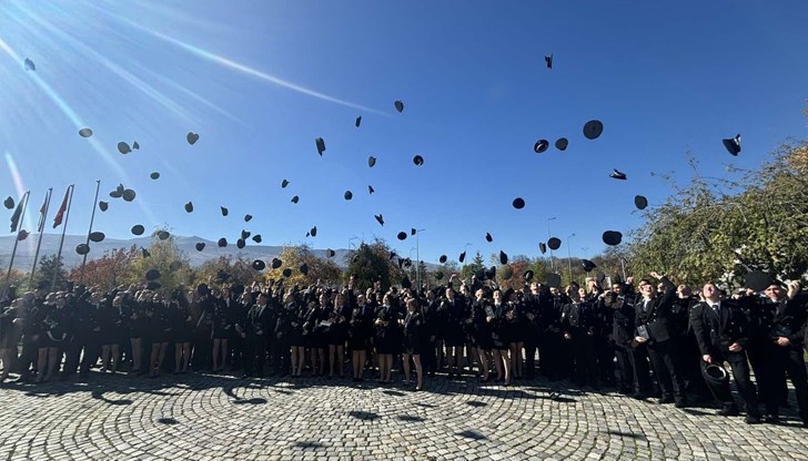 Тони Тодоров призова випускниците да пазят името на професията