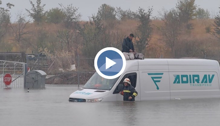 Проливният дъжд предизвика хаос в града, спасеният се оказал чужденец без документи