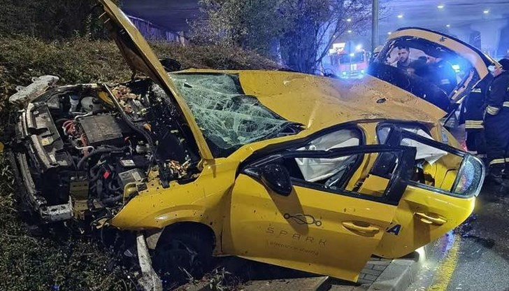 19-годишен шофьор и двама пътници пострадаха при инцидента