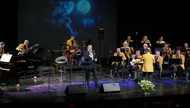 Развълнуваната публика повика изпълнителя три пъти на бис