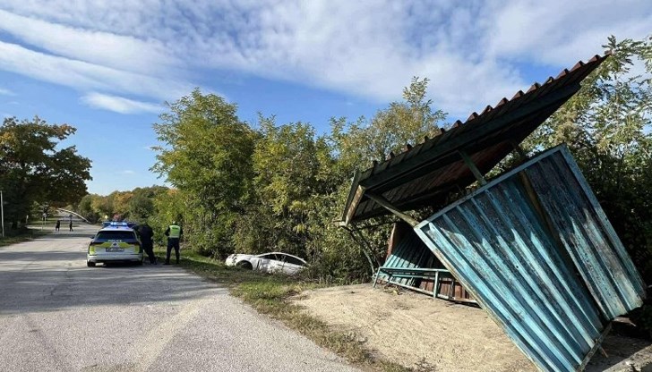 Софийски „Хюндай“ се озова в канавката след като попиля спирка край село Моравица