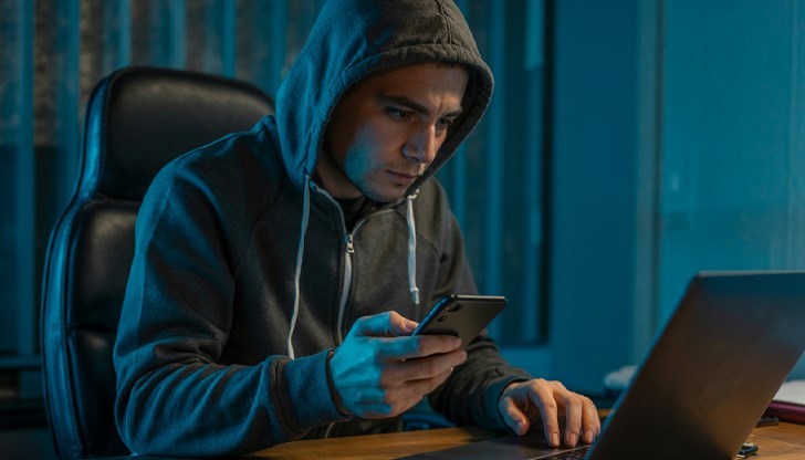 Новата схема е почти неразпознаваема - профили с български номера, кирилични имена и забавени отговори, имитиращи човешко поведение