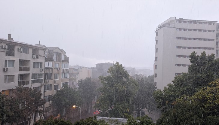 Средиземноморски циклон ще донесе значителни валежи във вторник и сряда, а уикендът обещава слънце и температури до 23 градуса