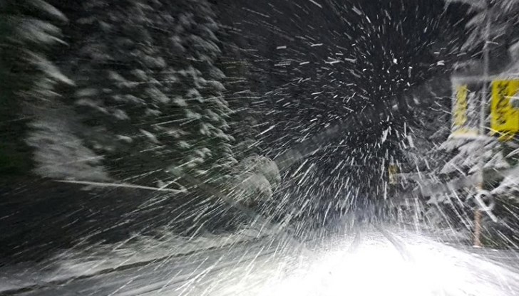 Машини чистят снега по проходите в Смолянско