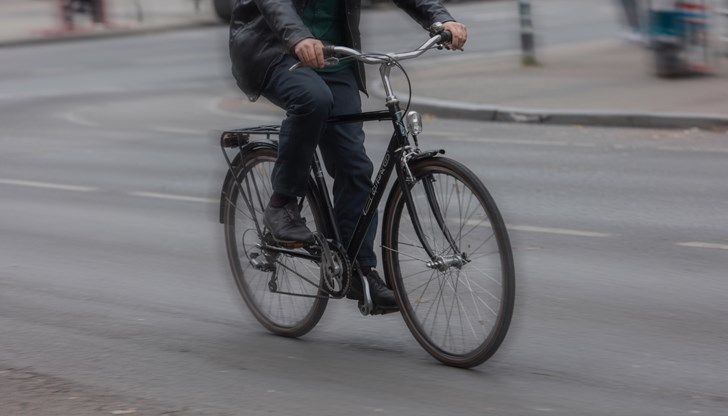63-годишен водач загуби контрол и се блъсна в бордюр 63-годишен водач загуби контрол и се блъсна в бордюр