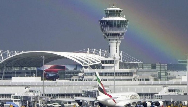 Седемнадесет полета бяха отменени, близо 3000 пътници засегнати