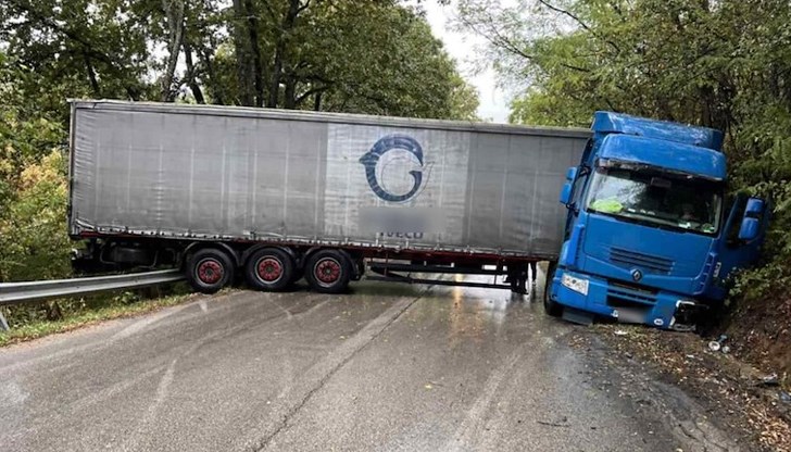 Камионът катастрофира в квартал "Ливадето" на село Орешак, няма пострадали Камионът катастрофира в квартал "Ливадето" на село Орешак, няма пострадали