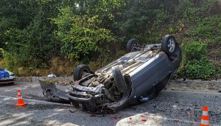 Товарен автомобил блъсна и преобърна лек автомобил по таван