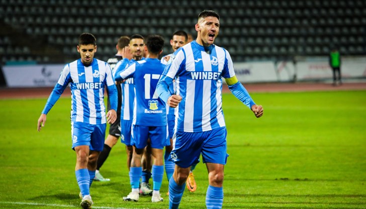 Клубът е първи в класирането, но изпитва сериозни финансови затруднения