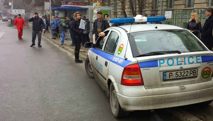 Автомобил е излязъл от пътя Русе – Варна, а моторист е паднал на улица "Лозен планина"