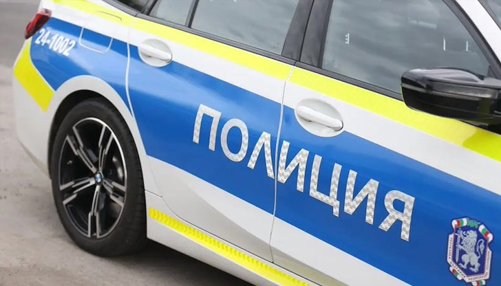 Ударът е бил между лек автомобил и микробус, движението се регулира от полиция