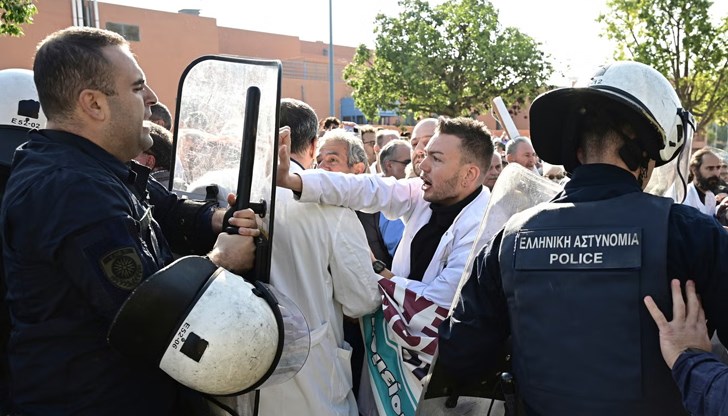 Полицейските части използваха лютив спрей, щитове и палки, за да отблъснат лекарите в болницата, които настояваха за среща с Мицотакис