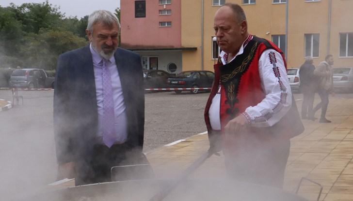 Близо 700 порции специално ястие приготви Ангел Ангелов в огромния юнашки тиган