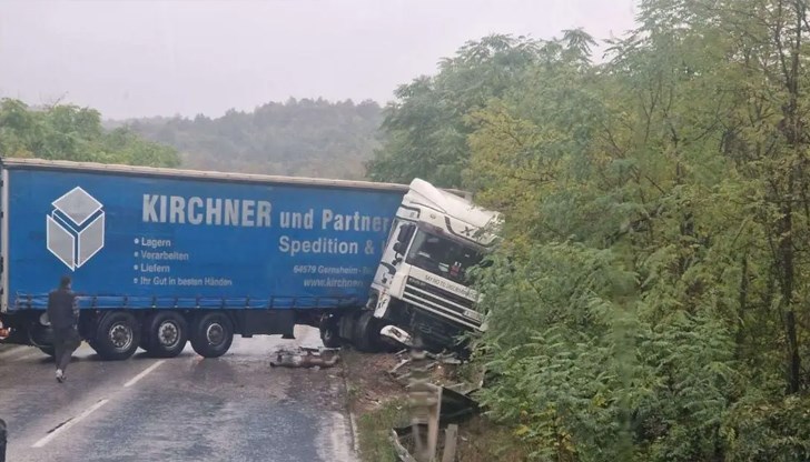 Завъртял се напречно на пътя товарен автомобил запречва пътя