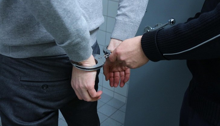 Жертвите са държани заключени, една от тях успява да избяга и да подаде сигнал