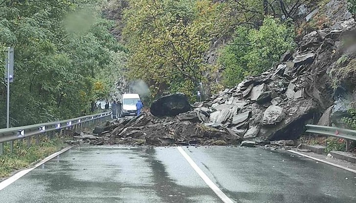 Тонове скали и земна маса се срутиха след Асеновград