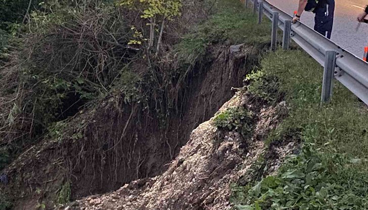 Скален материал ще укрепи насипа след свличането на земна маса в петък вечерта