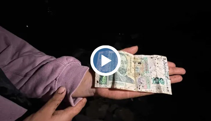 От морето изплуват столевки след като стихията разби касата