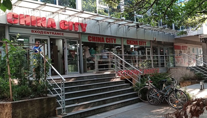 Служители на НАП спипаха търговеца при контролна покупка на коледни украшения и детска блуза