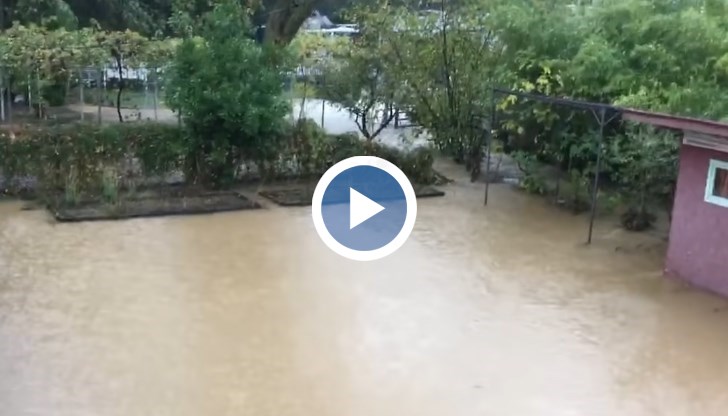 Екипи на МВР и пожарната са на терен, затворен е пътят към плаж "Нестинарка"