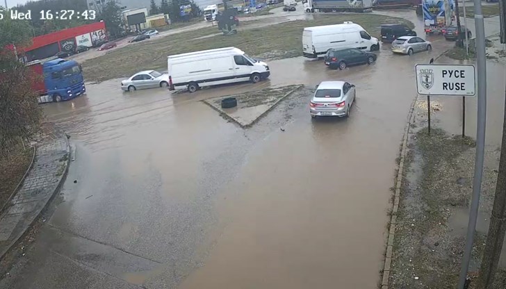 Движението е силно затруднено, особено за леките автомобили