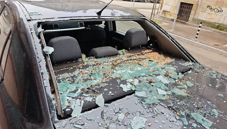 Потрошиха стъкло на "Фолксваген" и срязаха гума на "Мерцедес" Потрошиха стъкло на "Фолксваген" и срязаха гума на "Мерцедес"