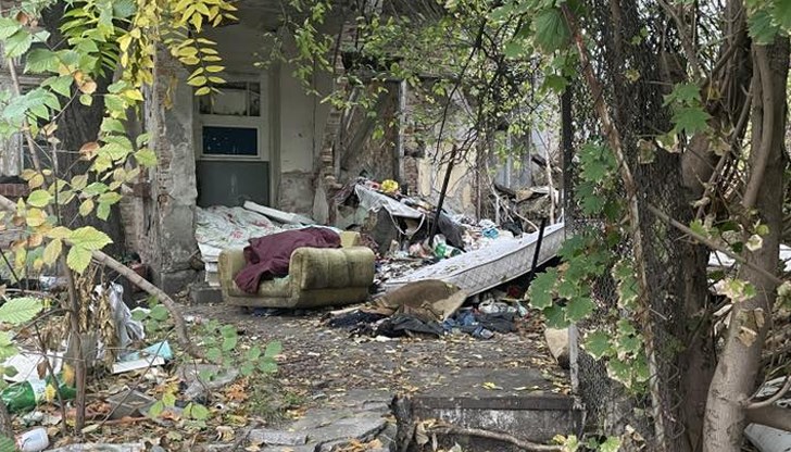 Граждани сигнализират за опасно състояние на сграда на ул. П. Хитов, близо до детски заведения