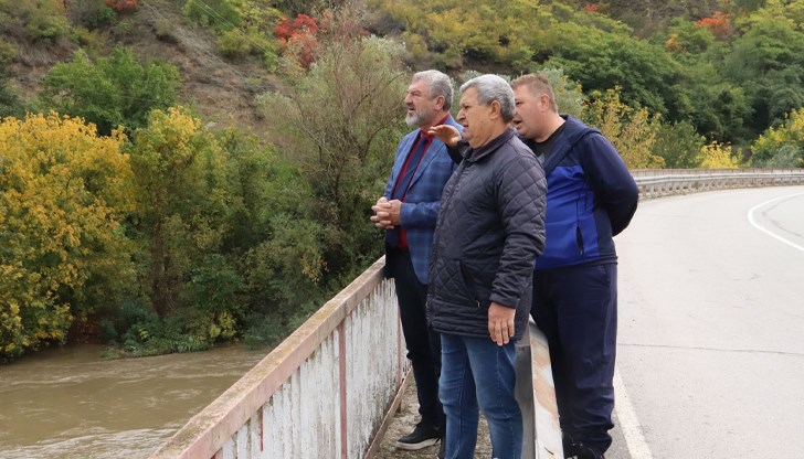 Областният управител обиколи рисковите участъци в региона и потвърди, че няма опасност за населени места