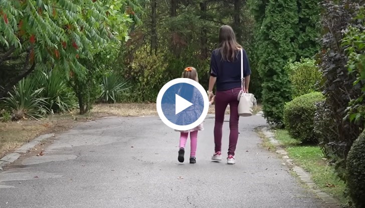 4-годишното дете разказва и показва как е било удряно с юмруци в корема