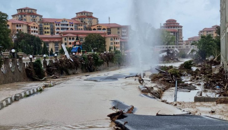 Властите издирват още двама души, отнесени с автомобил в морето Властите издирват още двама души, отнесени с автомобил в морето